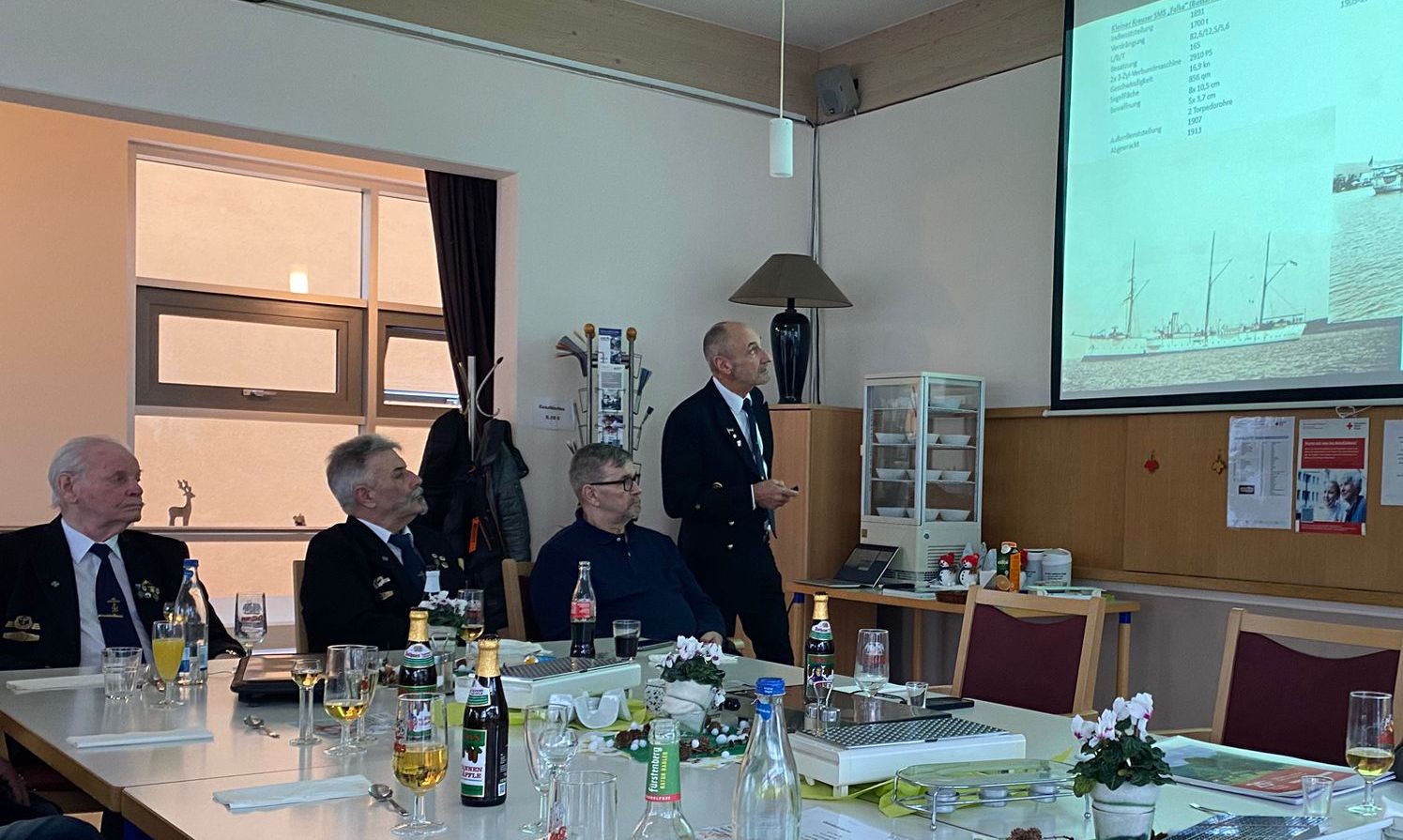 Bild 1_Vortrag über Adm Schönfelder.jpg